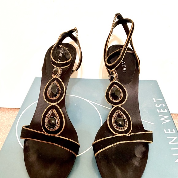 Size 8, Nine West, elegant dress shoes, soft black velvet strap heels. - Picture 3 of 4